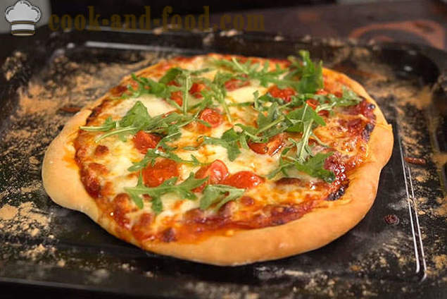 Πίτσα με καπνιστό λουκάνικο - η πιο εύκολη συνταγή