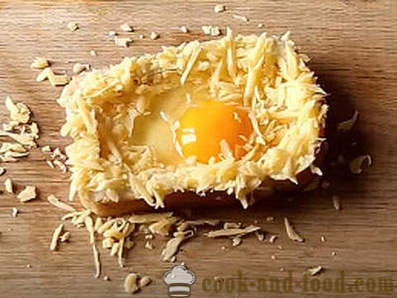 Ζεστό σάντουιτς με αυγό και τυρί στο φούρνο για πρωινό