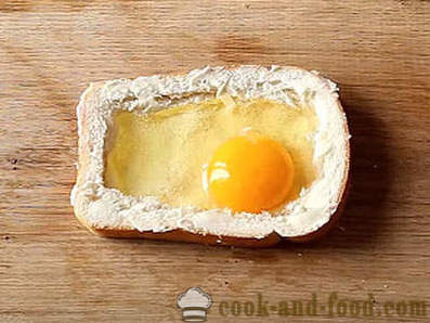 Ζεστό σάντουιτς με αυγό και τυρί στο φούρνο για πρωινό