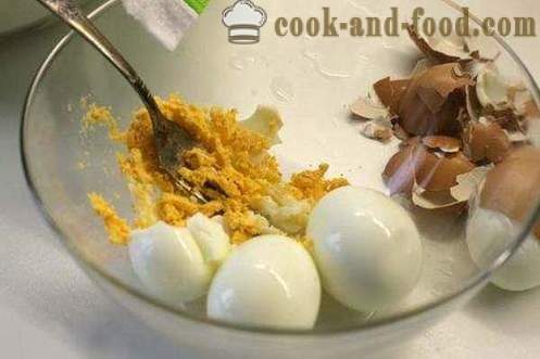 Τηγανητό κέικ με αυγά και φρέσκο ​​κρεμμυδάκι