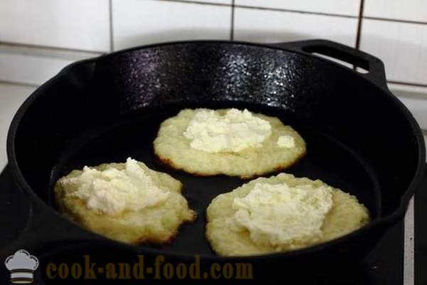 Τηγανίτες πατάτας με πηγμένο γάλα για τυρί
