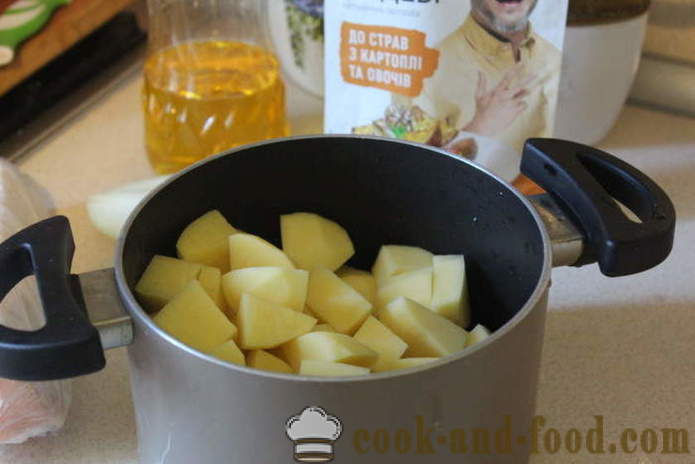 Βραστές πατάτες με κρεμμύδια και μπέικον - και νόστιμα για να μαγειρέψετε πατάτες για ένα πιάτο, ένα βήμα προς βήμα φωτογραφίες συνταγή