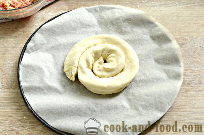 Πίτα Σαλιγκάρι από το τελικό σφολιάτας - όπως το ψήσιμο μια τούρτα στρώμα, το σαλιγκάρι με τυρί και λουκάνικα, μια βήμα προς βήμα φωτογραφίες συνταγή