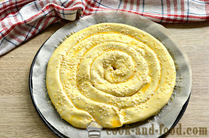 Πίτα Σαλιγκάρι από το τελικό σφολιάτας - όπως το ψήσιμο μια τούρτα στρώμα, το σαλιγκάρι με τυρί και λουκάνικα, μια βήμα προς βήμα φωτογραφίες συνταγή