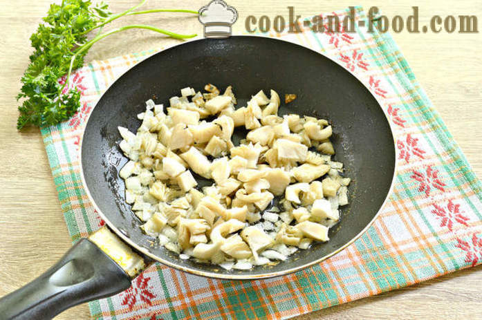 Πατάτες με μανιτάρια σε ξινή κρέμα - πώς να μαγειρεύουν τα μανιτάρια με πατάτες και κρέμα γάλακτος σε μια κατσαρόλα, με μια βήμα προς βήμα φωτογραφίες συνταγή
