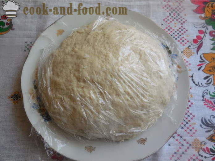 Κέικ με αυγό και κρεμμύδι σε μια κατσαρόλα - πώς να ψήνουν άζυμο ψωμάκια, ένα βήμα προς βήμα φωτογραφίες συνταγή