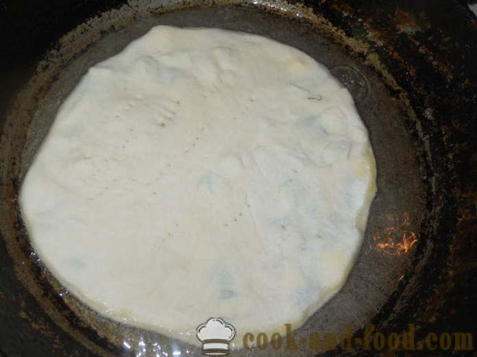 Κέικ με αυγό και κρεμμύδι σε μια κατσαρόλα - πώς να ψήνουν άζυμο ψωμάκια, ένα βήμα προς βήμα φωτογραφίες συνταγή