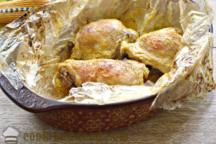 Ψητό κοτόπουλο μηρούς στο φούρνο - πώς να μαγειρεύουν τα μπούτια κοτόπουλου σε ένα μανίκι με κρούστα, μια βήμα προς βήμα φωτογραφίες συνταγή