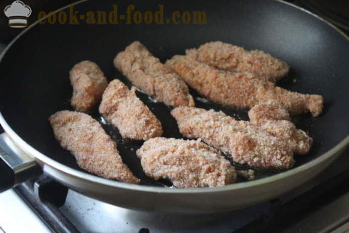 Ψήγματα του παναρισμένο στήθος κοτόπουλου και τηγανητά σε ένα τηγάνι - πώς να κάνει κοτομπουκιές από το σπίτι, βήμα προς βήμα φωτογραφίες συνταγή