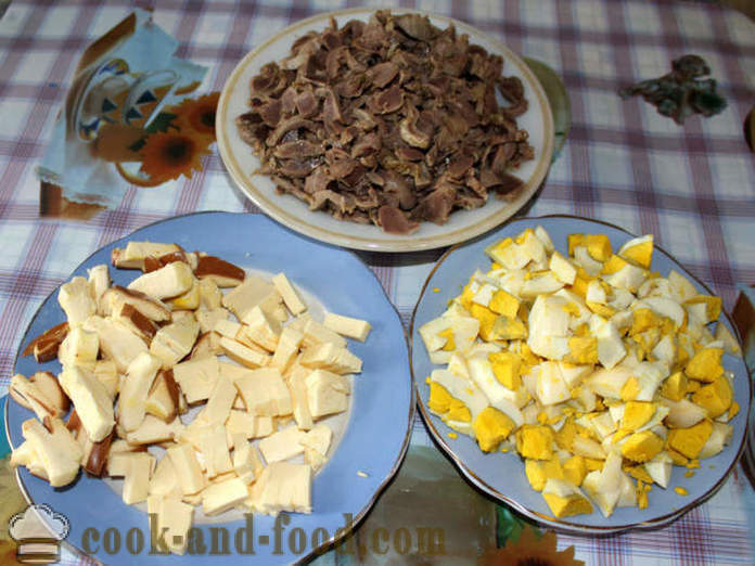Σαλάτα με τυρί λουκάνικο και κοτόπουλο navels - πώς να κάνει μια σαλάτα από το στομάχι και το τυρί, με μια βήμα προς βήμα φωτογραφίες συνταγή