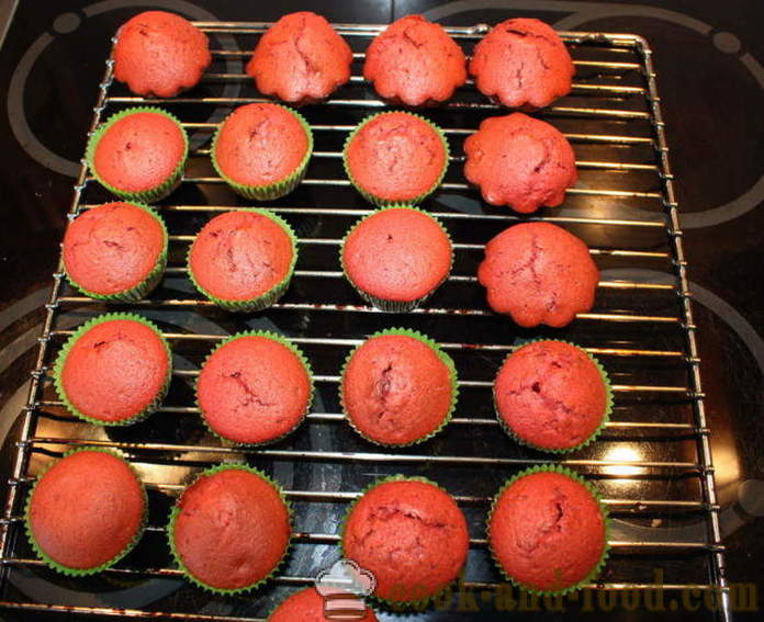 Κόκκινο και λευκό cupcakes - πώς να κάνει cupcakes κόκκινο βελούδο στο σπίτι, βήμα προς βήμα φωτογραφίες συνταγή