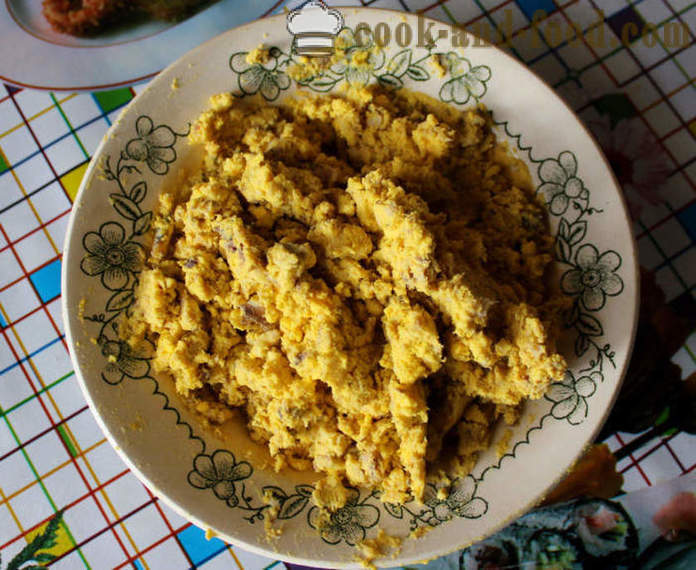 Γεμιστές κρόκο αυγού και σαρδέλας ώστε να γεμιστά αυγά με τα κονσερβοποιημένα τρόφιμα, ένα βήμα προς βήμα φωτογραφίες συνταγή