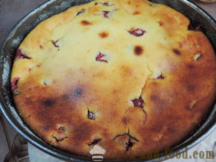 Νόστιμο και απλό πουτίγκα πηγμένο γάλα για τυρί με κεράσια - πώς να κάνει κατσαρόλα τυρί στο φούρνο, με μια βήμα προς βήμα φωτογραφίες συνταγή