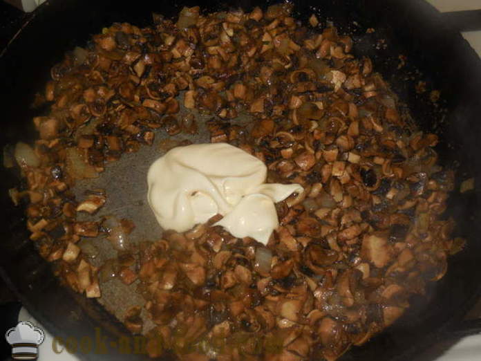 Βρασμένο μανιτάρια σε σάλτσα κρέμα γάλακτος σε μια κατσαρόλα - πώς να μαγειρεύουν τα μανιτάρια σε ξινή κρέμα, ένα βήμα προς βήμα φωτογραφίες συνταγή