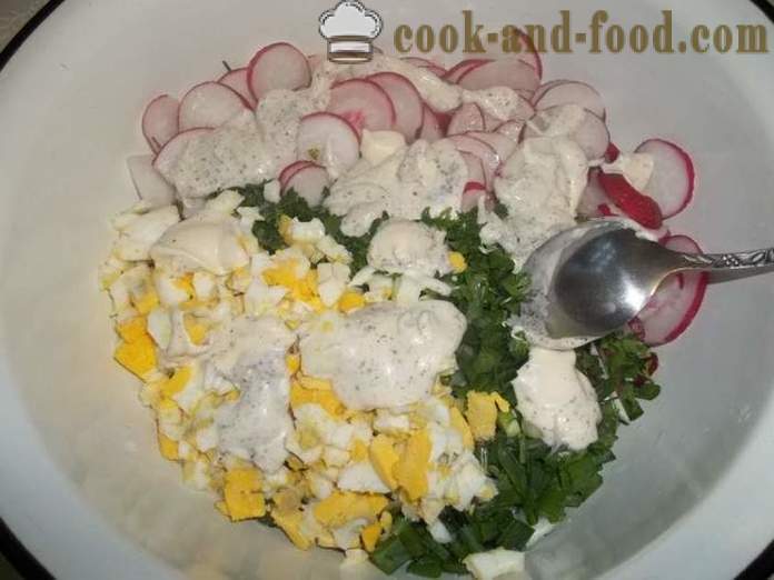 Νόστιμη σαλάτα από ραπανάκι με αυγά και φρέσκο ​​κρεμμυδάκι - πώς να προετοιμάσει μια σαλάτα από ραπανάκι, ένα βήμα προς βήμα φωτογραφίες συνταγή
