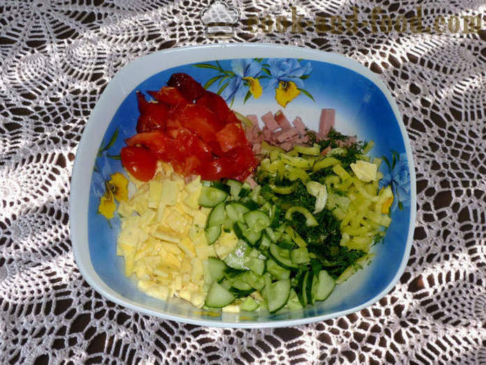Σαλάτα με αυγά και λουκάνικα και κρέμα γάλακτος - πώς να προετοιμάσει μια σαλάτα με μια ομελέτα, ένα βήμα προς βήμα φωτογραφίες συνταγή