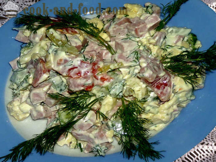 Σαλάτα με αυγά και λουκάνικα και κρέμα γάλακτος - πώς να προετοιμάσει μια σαλάτα με μια ομελέτα, ένα βήμα προς βήμα φωτογραφίες συνταγή