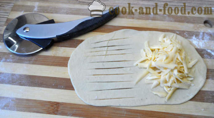 Ρολά ζύμης με τυρί - πώς να μαγειρεύουν πρωτότυπα σνακ, βήμα με φωτογραφίες βήμα συνταγή