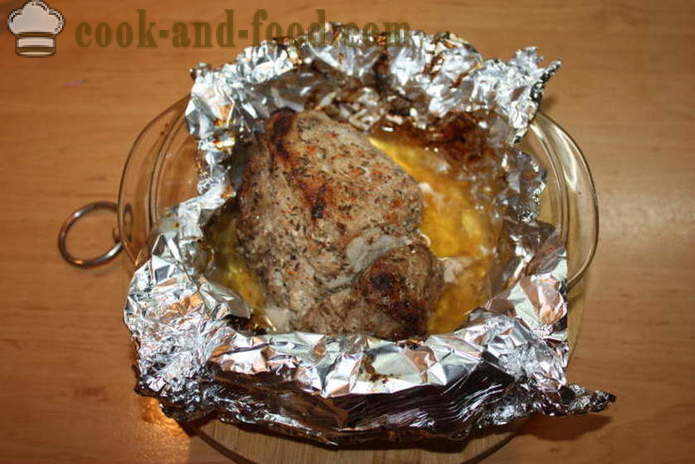 Χοιρινό σε αλουμινόχαρτο, ψημένο στο φούρνο με σάλτσα ροδιού - πώς να ψήνουν το χοιρινό κρέας που ήταν ζουμερά, με μια βήμα προς βήμα φωτογραφίες συνταγή