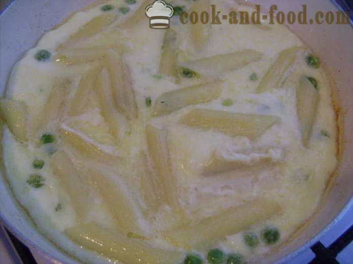 Ομελέτα με ζυμαρικά σε μια κατσαρόλα - πώς να μαγειρεύουν μια ομελέτα με ζυμαρικά, τυρί και πιπεριά, με μια βήμα προς βήμα φωτογραφίες συνταγή