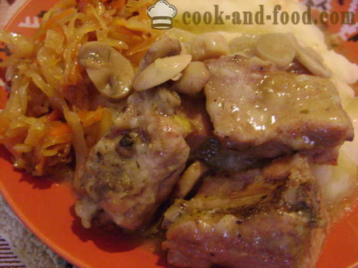 Cvinye πλευρά βρασμένο με μανιτάρια και σάλτσα - όπως στιφάδο του πλευρά χοιρινού κρέατος σε ένα τηγάνι, με μια βήμα προς βήμα φωτογραφίες συνταγή