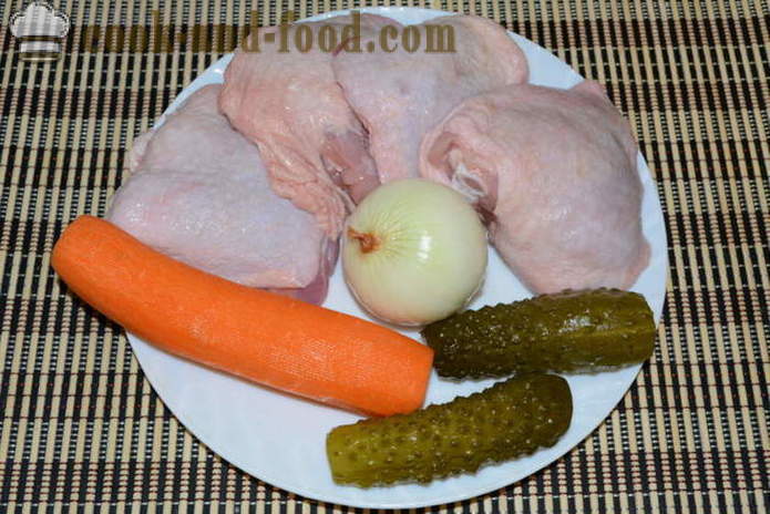 Μπουτάκια κοτόπουλου κοκκινιστό με κρεμμύδια, τα καρότα και αγγούρια τουρσί - πώς να μαγειρεύουν ένα νόστιμο μηρούς κοτόπουλου σε ένα τηγάνι, με μια βήμα προς βήμα φωτογραφίες συνταγή