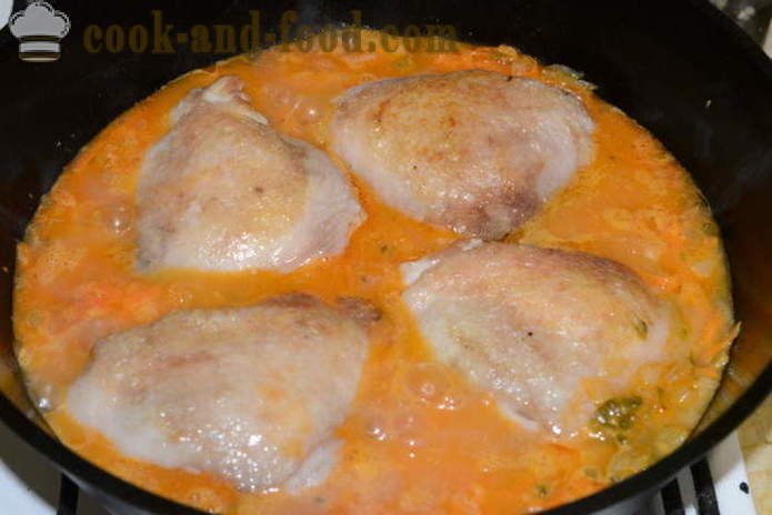 Μπουτάκια κοτόπουλου κοκκινιστό με κρεμμύδια, τα καρότα και αγγούρια τουρσί - πώς να μαγειρεύουν ένα νόστιμο μηρούς κοτόπουλου σε ένα τηγάνι, με μια βήμα προς βήμα φωτογραφίες συνταγή
