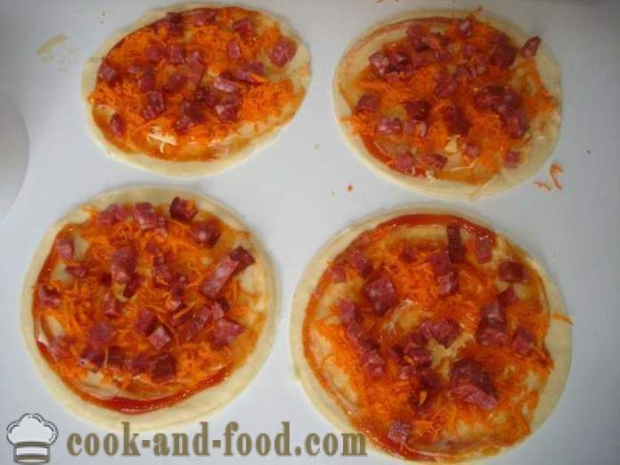Μίνι ζύμη πίτσας σφολιάτας με λουκάνικο και τυρί - πώς να κάνει ένα μίνι-πίτσα σφολιάτας, με μια βήμα προς βήμα φωτογραφίες συνταγή