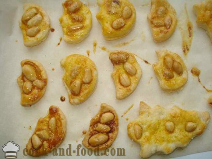 Γρήγορο και νόστιμο cookies από φύλλο άζυμο ζύμη με ζάχαρη και φιστίκια - πώς να κάνει τα μπισκότα σφολιάτας στο φούρνο, με μια βήμα προς βήμα φωτογραφίες συνταγή