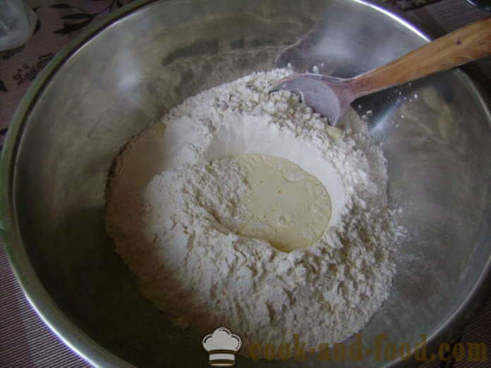 Η ζύμη για τα ζυμαρικά με ξινή κρέμα και το νερό - πώς να ζυμώνετε τη ζύμη σε ζυμαρικά, ένα βήμα προς βήμα φωτογραφίες συνταγή