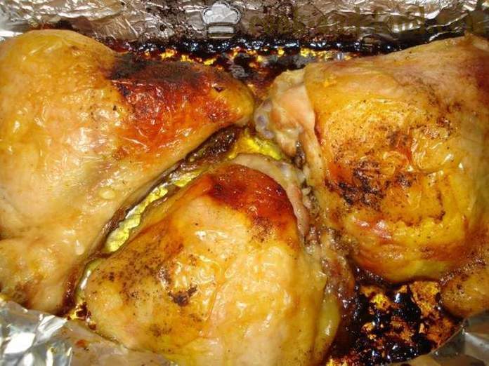 Ψητό κοτόπουλο μηρούς σε ένα φύλλο - όπως ένα νόστιμο ψημένο μηροί στο φούρνο, με μια βήμα προς βήμα φωτογραφίες συνταγή