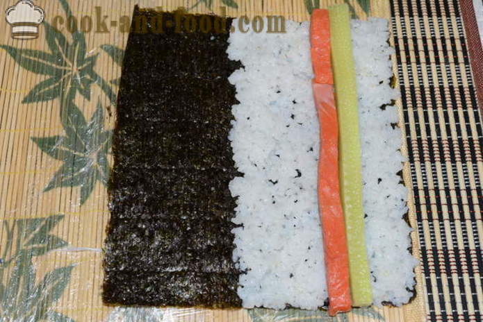 Ρολά σούσι με κόκκινο ψάρι, τυρί και αγγούρι - πώς να κάνει ρολά στο σπίτι, βήμα προς βήμα φωτογραφίες συνταγή