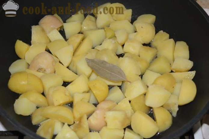 Βραστές πατάτες με τη φλούδα τους σε ένα τηγάνι τηγανητό - πολύ νόστιμο πιάτο βραστές πατάτες με τη φλούδα τους για το γαρνίρισμα