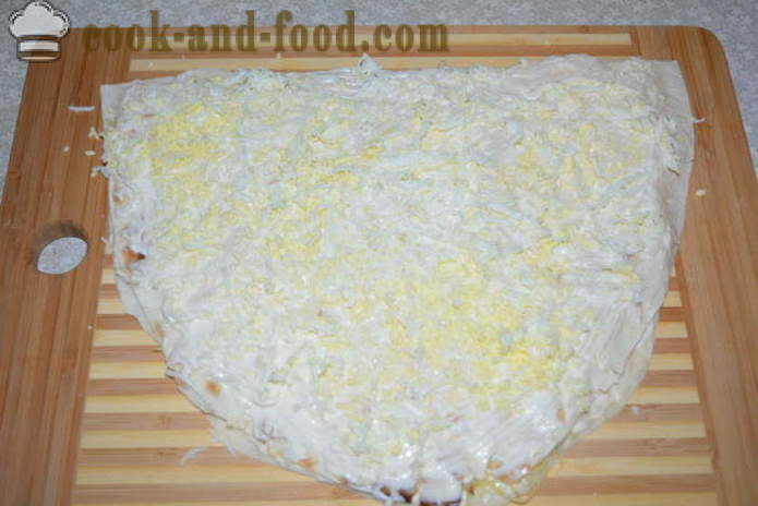 Ένα απλό ρολό πίτα με σαρδελόρεγγα, το τυρί και τα αυγά - πώς να μαγειρεύουν ένα καρβέλι ψωμί πίτα με σαρδελόρεγγα, ένα βήμα προς βήμα φωτογραφίες συνταγή