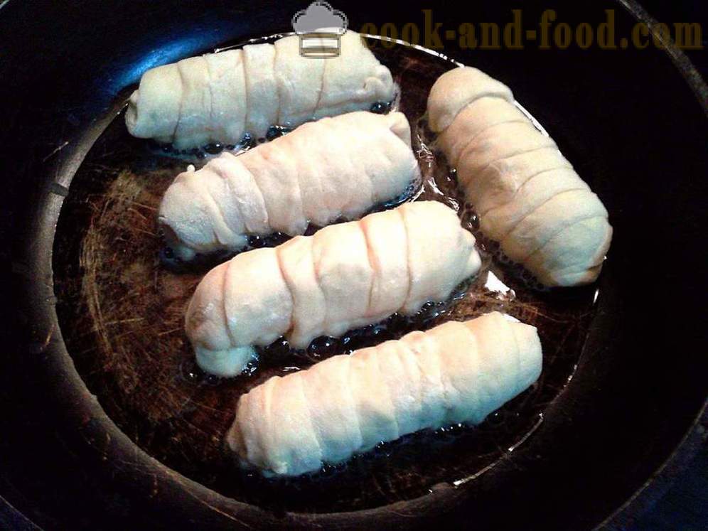 Λουκάνικα σε ζύμη τηγανισμένα σε skovorode- πώς να κάνει το λουκάνικο με γλυκά στο σπίτι, βήμα προς βήμα φωτογραφίες συνταγή