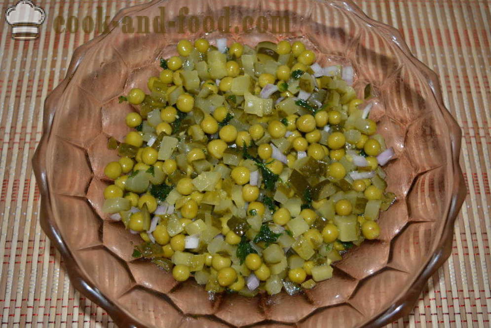 Σαλάτα με πίκλες και αρακά σε μια βιασύνη - πώς να μαγειρεύουν μια νόστιμη σαλάτα τουρσί αγγούρια και τα μπιζέλια, ένα βήμα προς βήμα φωτογραφίες συνταγή