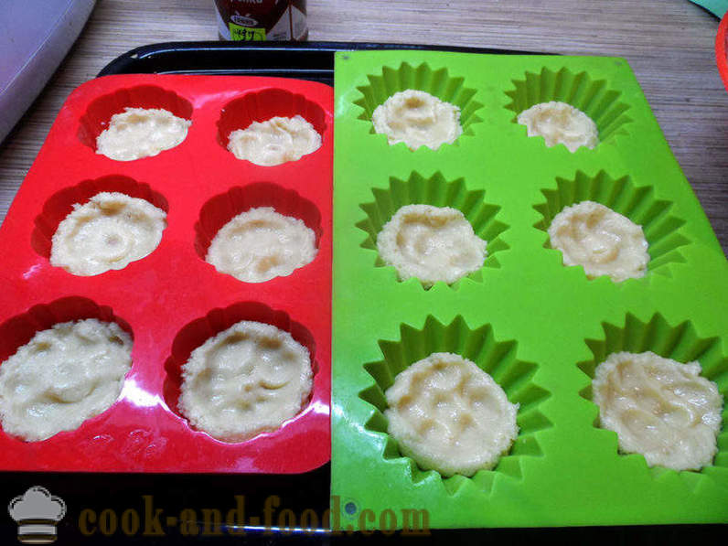 Απλή cupcakes σε γιαούρτι ή ξινή κρέμα με σιμιγδάλι - πώς να κάνει cupcakes σε κονσέρβες, βήμα προς βήμα φωτογραφίες συνταγή