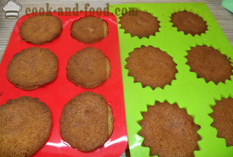 Απλή cupcakes σε γιαούρτι ή ξινή κρέμα με σιμιγδάλι - πώς να κάνει cupcakes σε κονσέρβες, βήμα προς βήμα φωτογραφίες συνταγή