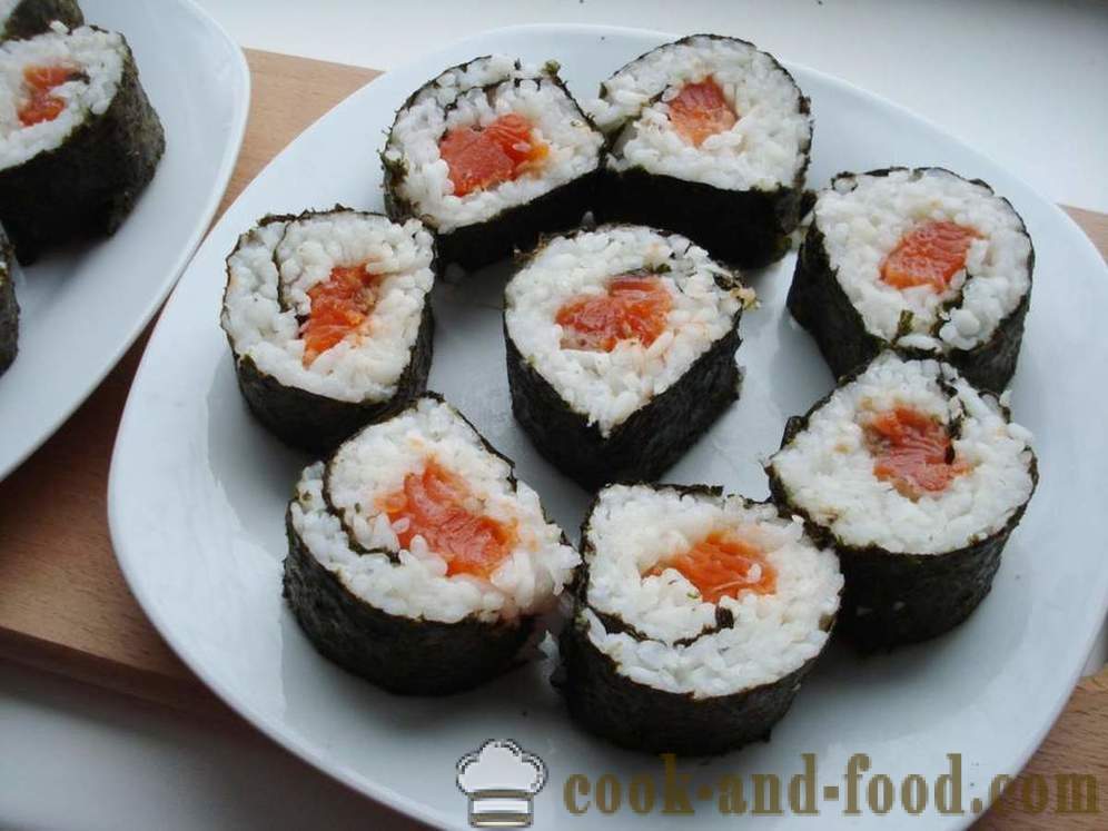 Ρολά σούσι με ρύζι και κόκκινο ψάρι - πώς να μαγειρεύουν ρολά σούσι στο σπίτι, βήμα προς βήμα φωτογραφίες συνταγή
