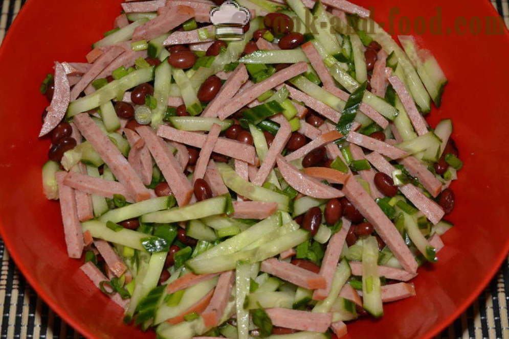 Σαλάτα με κόκκινα φασόλια και κονσέρβες λουκάνικο - Πώς να προετοιμάσει μια σαλάτα με φασόλια και καπνιστό λουκάνικο, ένα βήμα προς βήμα φωτογραφίες συνταγή