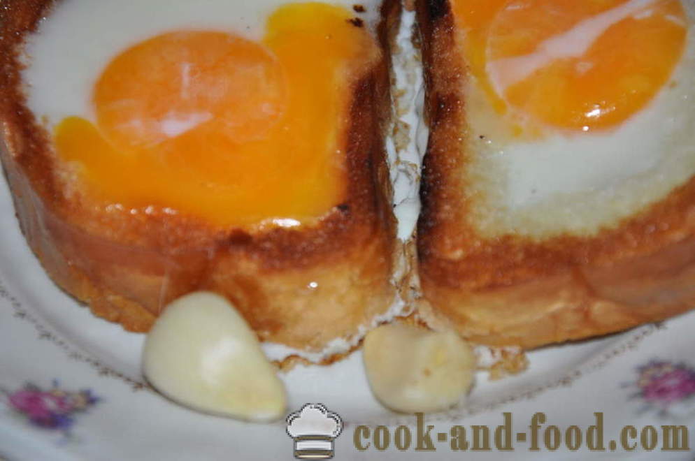 Ασυνήθιστη αυγά στο καρβέλι στο τηγάνι - πώς να κάνει μια ασυνήθιστη αυγά, βήμα προς βήμα φωτογραφίες συνταγή