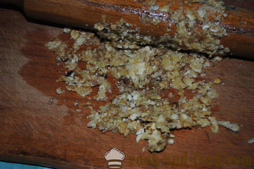 Νόστιμα κολοκυθάκια με καρύδια και το σκόρδο - πώς να προετοιμάσει μια σαλάτα κολοκυθάκια και τα καρύδια, με μια βήμα προς βήμα φωτογραφίες συνταγή