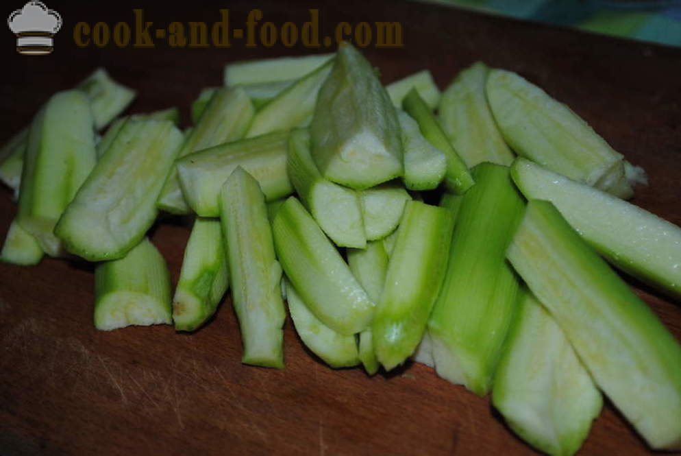 Νόστιμα κολοκυθάκια με καρύδια και το σκόρδο - πώς να προετοιμάσει μια σαλάτα κολοκυθάκια και τα καρύδια, με μια βήμα προς βήμα φωτογραφίες συνταγή