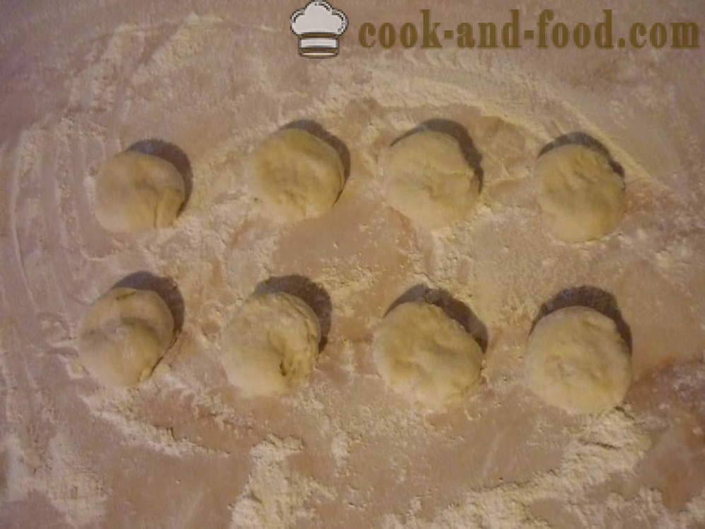 Κέικ ζύμης τηγανητά σε ένα τηγάνι - πώς να κάνει κέικ με γέμιση, ένα βήμα προς βήμα φωτογραφίες συνταγή