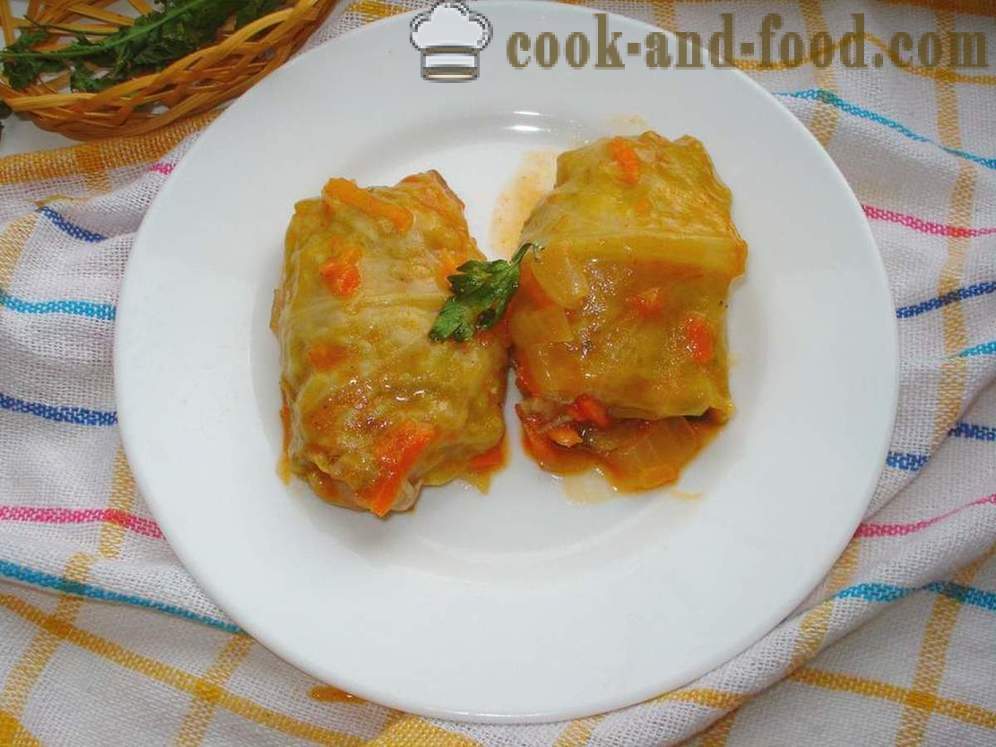 Λαχανοντολμάδες με κιμά και ρύζι με σάλτσα ντομάτας - πώς να μαγειρεύουν λαχανοντολμάδες με κιμά σε ένα τηγάνι, με μια βήμα προς βήμα φωτογραφίες συνταγή