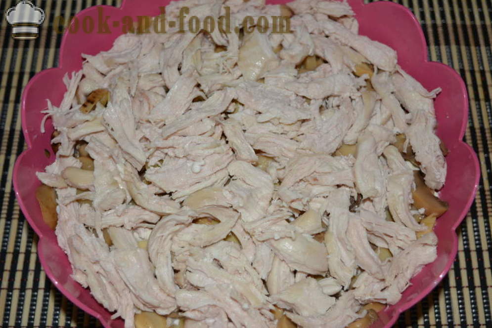 Πολυεπίπεδη σαλάτα με κοτόπουλο και μανιτάρια - πώς να μαγειρεύουν σαλάτα κοτόπουλο σε στρώσεις με μανιτάρια, ένα βήμα προς βήμα φωτογραφίες συνταγή