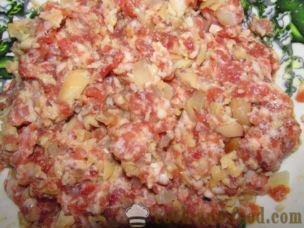 Νόστιμα μπιφτέκια με μανιτάρια και το κρέας - πώς να μαγειρεύουν ζουμερά μπιφτέκια από κιμά, μια βήμα προς βήμα φωτογραφίες συνταγή