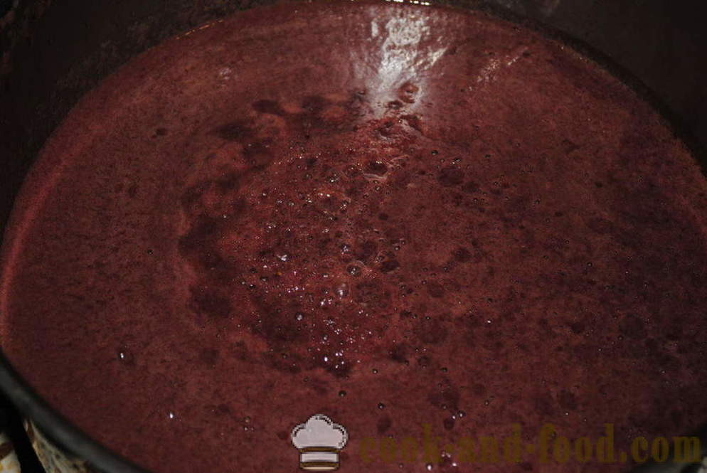 Σπιτική επιδόρπιο καρύδια και χυμό σταφυλιού, όπως σπεύδουν να προετοιμαστούν σπιτικά γλυκά churchkhela, μια απλή συνταγή με μια φωτογραφία