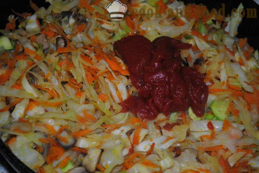 Κοκκινιστό λάχανο με μανιτάρια και πάστα ντομάτας σε μια κατσαρόλα - πώς να μαγειρεύουν ένα νόστιμο στιφάδο λάχανο, ένα βήμα προς βήμα φωτογραφίες συνταγή