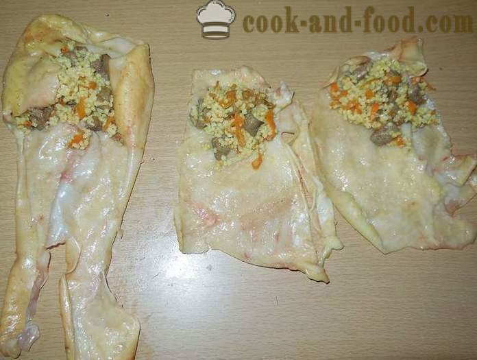 Νόστιμα ρολό στο δέρμα κοτόπουλο γεμιστό με εντόσθια και κεχρί - πώς να μαγειρεύουν μια συνταγή ψωμί με μια φωτογραφία